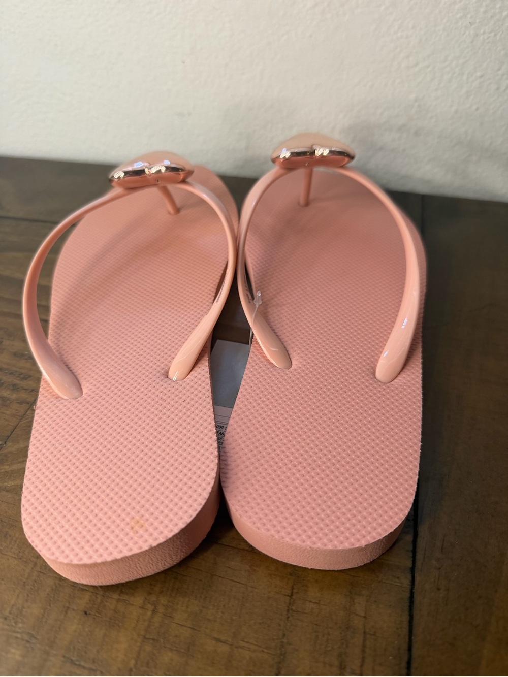 Shade & shore pink large gold heart flip flops size 9 women’s sandals new - Picture 6 of 7